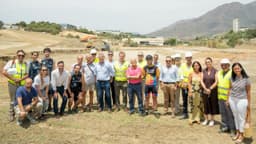El alcalde coloca la primera piedra en la obra del futuro  velódromo, que incluirá un campo de fútbol 11 y las primeras  instalaciones de rugby en la ciudad