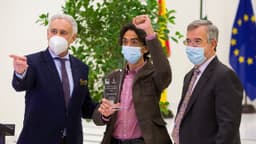 El Ayuntamiento y la Fundación Manuel Alcántara entregan a Miguel Tapia el I Premio de Novela ‘Ciudad de Estepona’ por su obra ‘Tumbas de agua’