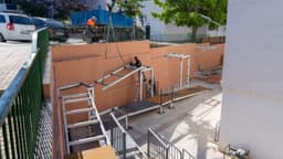 El Ayuntamiento instala una pasarela que mejora la movilidad y la accesibilidad entre las barriadas Blas Infante y Picasso