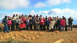 Un grupo de 70 alumnos del Aula+55 de la Universidad de Málaga realizan una ruta de senderismo por los parajes de Sierra Bermeja