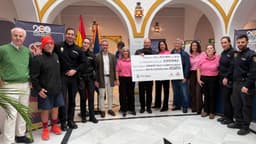 Fotonoticia: El Ayuntamiento y la Policía Nacional entregan 12.025 euros a la asociación 'Paula y la Fábrica de Médula, correspondiente a la recaudación de II Carrera Solidaria 'Ruta 091'