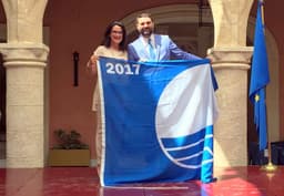 Fotonoticia: Estepona ha recibido hoy tres Banderas Azules por la calidad de sus playas