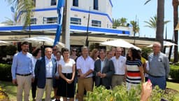 El Ayuntamiento iza las cuatro banderas azules que ha obtenido por la calidad y conservación de sus playas