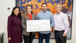 Fotonoticia: La empresa organizadora de la I Feria Outlet entrega 2.800 euros a la Asociación Española Contra el Cáncer (AECC) de Estepona