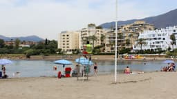 El Ayuntamiento pondrá en marcha mañana el servicio de salvamento y de baños asistidos en las playas de Estepona