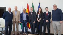 El Ayuntamiento y el CD Estepona firman un acuerdo para acercar el equipo local a los mayores del municipio