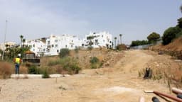 Comienzan las obras de mejora del entorno de la playa del Cristo, con la creación de una zona verde, un tramo de senda litoral y un acceso vial