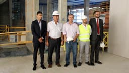 El alcalde visita las obras del hotel Maravilla Palace de Estepona, que prevé abrir en enero de 2020