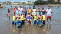 El Ayuntamiento amplía el programa de baños asistidos en la playa para atender a más usuarios con movilidad reducida