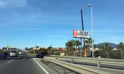 El Ayuntamiento de Estepona retira más de 200 instalaciones ilegales de publicidad