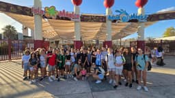 El alumnado del Proyecto ‘Observa’ disfruta de una excursión a Isla Mágica, en reconocimiento a su labor por la igualdad y la prevención de la violencia de género