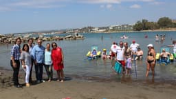 El Ayuntamiento pone en marcha una nueva campaña de baños asistidos en el mar que prestará servicio a más de una treintena de personas