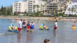 El servicio de socorrismo de playas incorpora un servicio diario de baños asistidos para personas con movilidad reducida