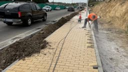 Llegan a su fin las obras que está acometiendo el Ayuntamiento para dotar de acerado la carretera de Benahavís
