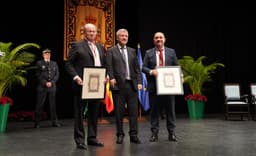 El Ayuntamiento nombra Hijos Adoptivos a Carlos Moreno ‘El Pulpo’ y a José Luis Carrillo y reconoce al tejido empresarial de la ciudad en el acto del Día de la Constitución