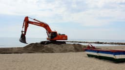 El Ayuntamiento pone a punto las playas para el verano con aportes de arena y obras de mejora