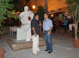 El plan cultural de embellecimiento llega a la barriada Huerta Nueva con la colocación de una escultura de Joaquín Aguilera 