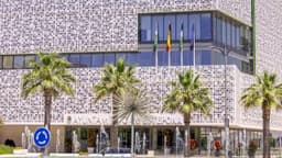 Estepona muestra su apoyo a Ceuta iluminando los principales edificios con los colores de su bandera
