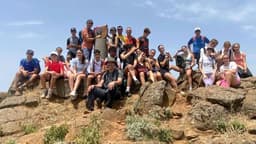 El Ayuntamiento concluye el ‘Programa de Senderismo Escolar 2025-26’ con una ruta guiada por la cara norte de Sierra Bermeja para alumnos de ESO y Bachillerato
