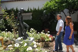 El Ayuntamiento avanza en la apuesta por la cultura en el centro histórico con la instalación de dos nuevas esculturas de Santiago de Santiago 