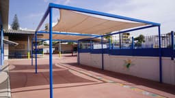 El Ayuntamiento instala zonas de sombra en los colegios de la localidad
