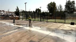 Las obras para la construcción de dos nuevas pistas de pádel gratuitas en el extrarradio llegan a su ecuador