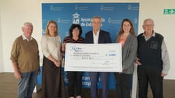 Fotonoticia: El alcalde agradece a la Asociación de Residentes Extranjeros de Estepona (AREME) su donación a la Asociación Española Contra el Cáncer