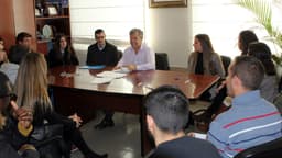 El alcalde firma 27 nuevos contratos de los planes de empleo dirigidos a jóvenes y mayores de 30 años