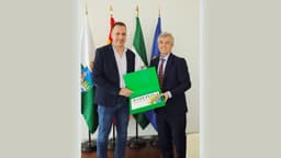 El alcalde recibe al docente esteponero Daniel Jurado, candidato a mejor profesor de Secundaria y Bachillerato de España