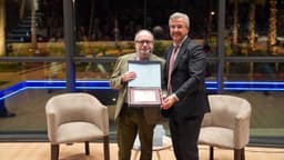 El alcalde entrega el III Premio Internacional de Poesía ‘Ciudad de Estepona’ al autor mexicano Orlando Mondragón