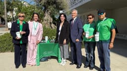 Fotonoticia: El alcalde de Estepona anima a participar en la campaña de cuestación de la Asociación Española contra el Cáncer (AECC)