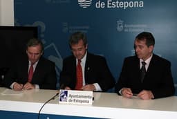 El alcalde firma el contrato para la limpieza de dependencias municipales y colegios, que ahorrará más de 100.000 euros al año 