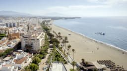 El Ayuntamiento de Estepona renovará los módulos de playas e instalará pasarelas de hormigón en todos los accesos públicos