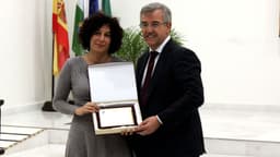 El alcalde entrega del II Premio Internacional de Poesía ‘Ciudad de Estepona’ a Olalla Castro por 'Todas las veces que el mundo se acabó'