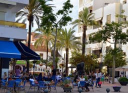 El Ayuntamiento tramita un 68 por ciento más de licencias de apertura de comercios que en 2014