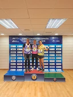 EL CLUB DE ATLETISMO DE ESTEPONA SUMA DOS OROS Y UN BRONCE EN EL CAMPEONATO DE ESPAÑA MÁSTER SHORT TRACK